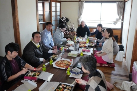 古民家を借りて食事会をしている社員