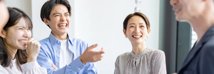 数人の男女が談笑している